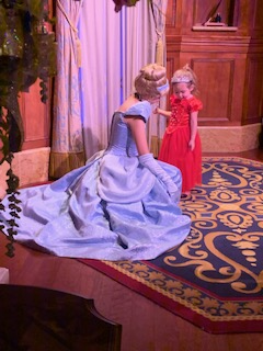 Cinderela com garotinha na Disney