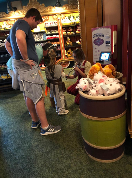 todos na Disney se agacham para falar com as crianças