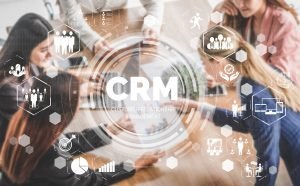 Em resumo, CRM é Customer Relationship Management. E no Brasil, Gestão de Relacionamento com o Cliente.