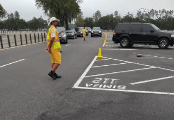 imagem de um funcionário no estacionamento da disney