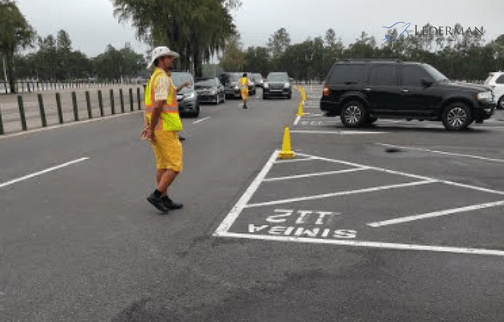 imagem de um funcionário no estacionamento da disney