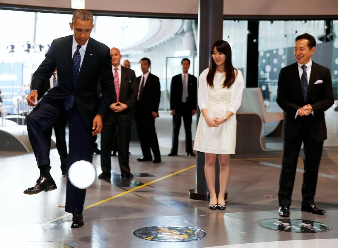 Barack Obama chuta uma bola de futebol durante visita ao museu de ciência Miraikan, em Tóquio, em 2014