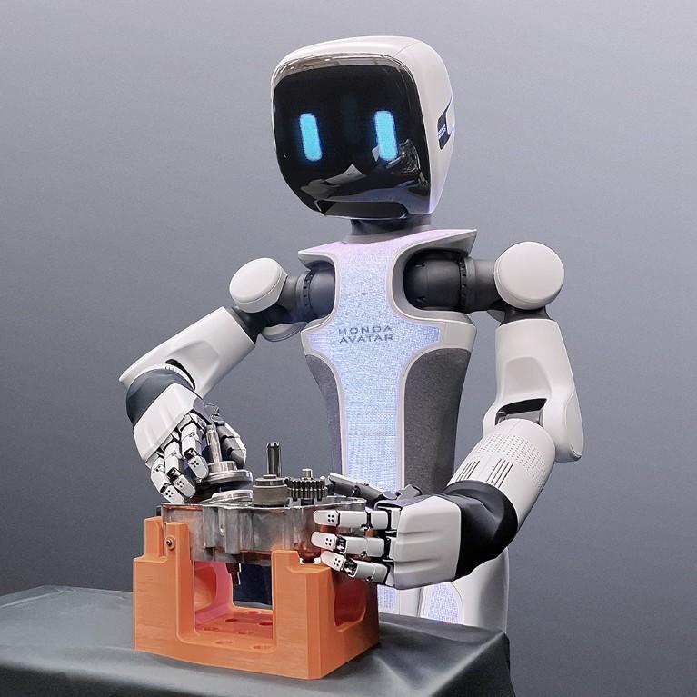 Mão robótica articulada do Honda Avatar Robot, controlada à distância com auxílio de inteligência artificial
