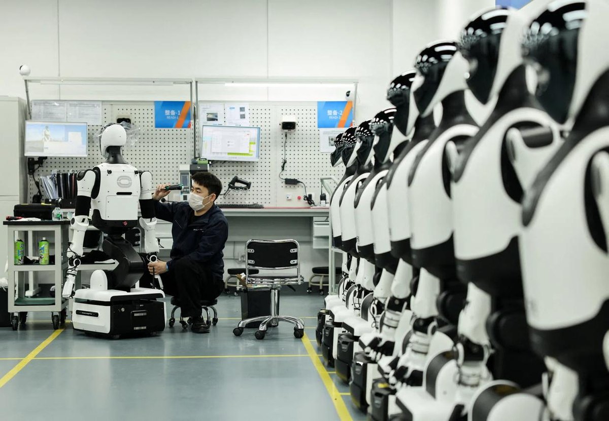 Robô humanoide produzido pela fabricante chinesa Unitree em linha de montagem