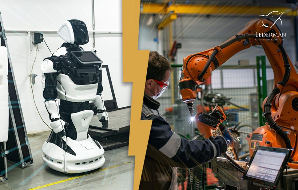 Robô humanoide em ambiente industrial ao lado de operador trabalhando com braço robótico de solda